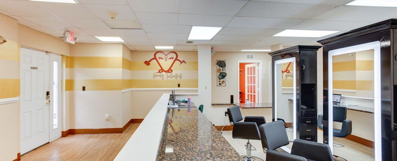 Salon suite and styling stations at Beauty SalonBnB